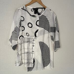 Ali Miles Black White Artsy Blouse Buttons Diagonal 1/2 Sleeve Boho Geo Top